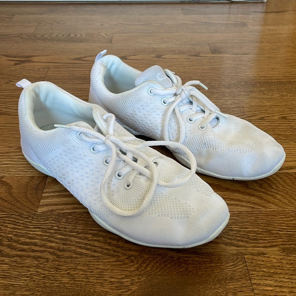 EUC Cheer Sneakers - women’s 8.5/9